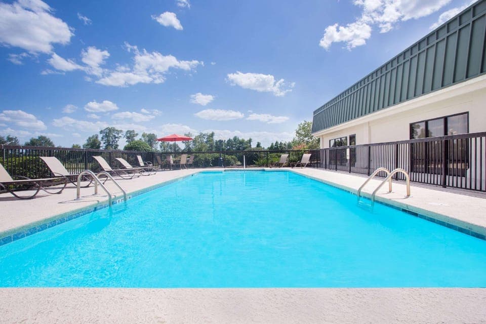 Swimming pool [outdoor]