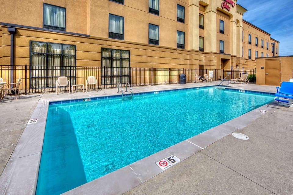 Swimming pool [outdoor]