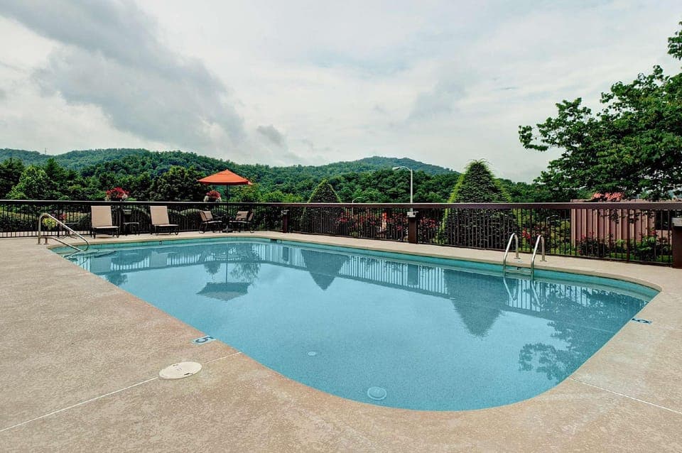 Swimming pool [outdoor]