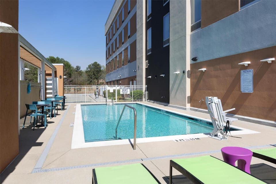 Swimming pool