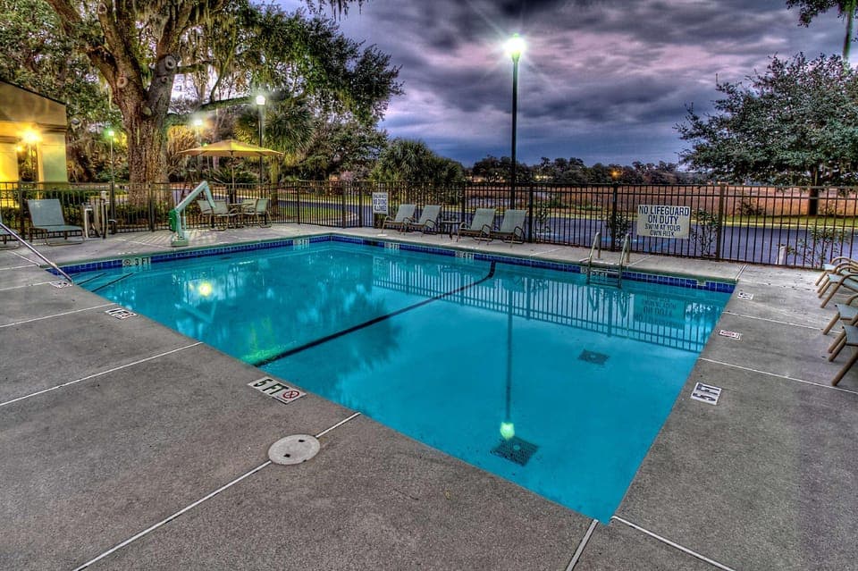 Swimming pool [outdoor]