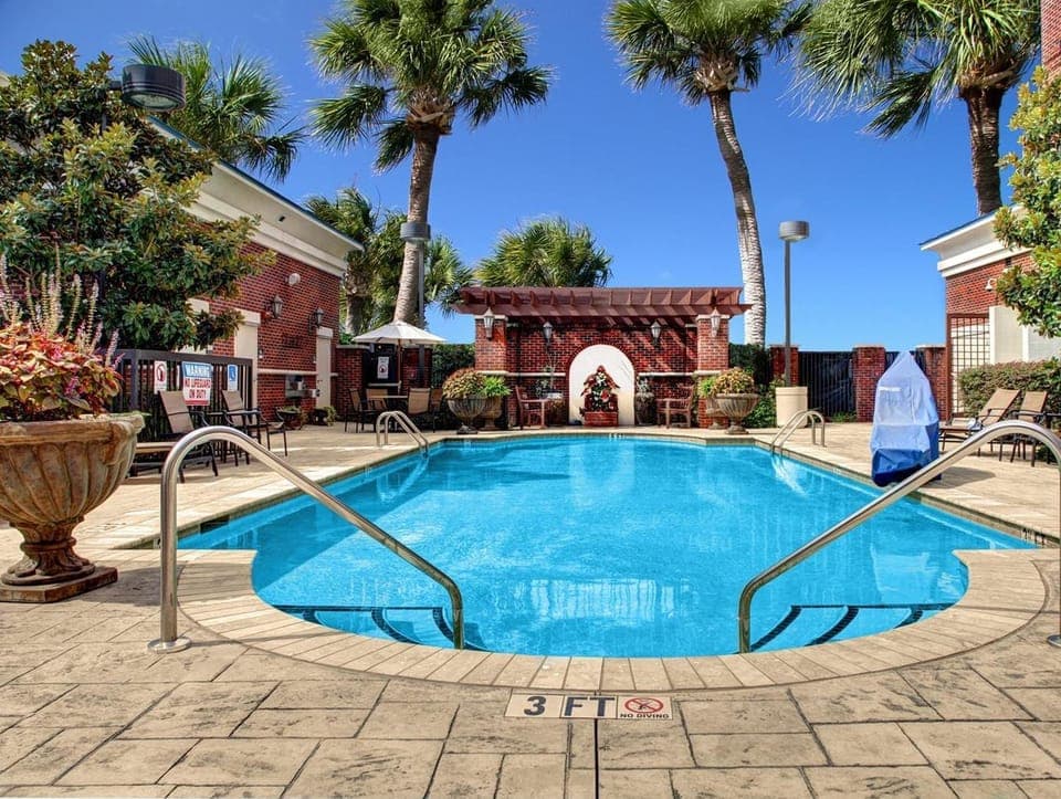 Swimming pool [outdoor]