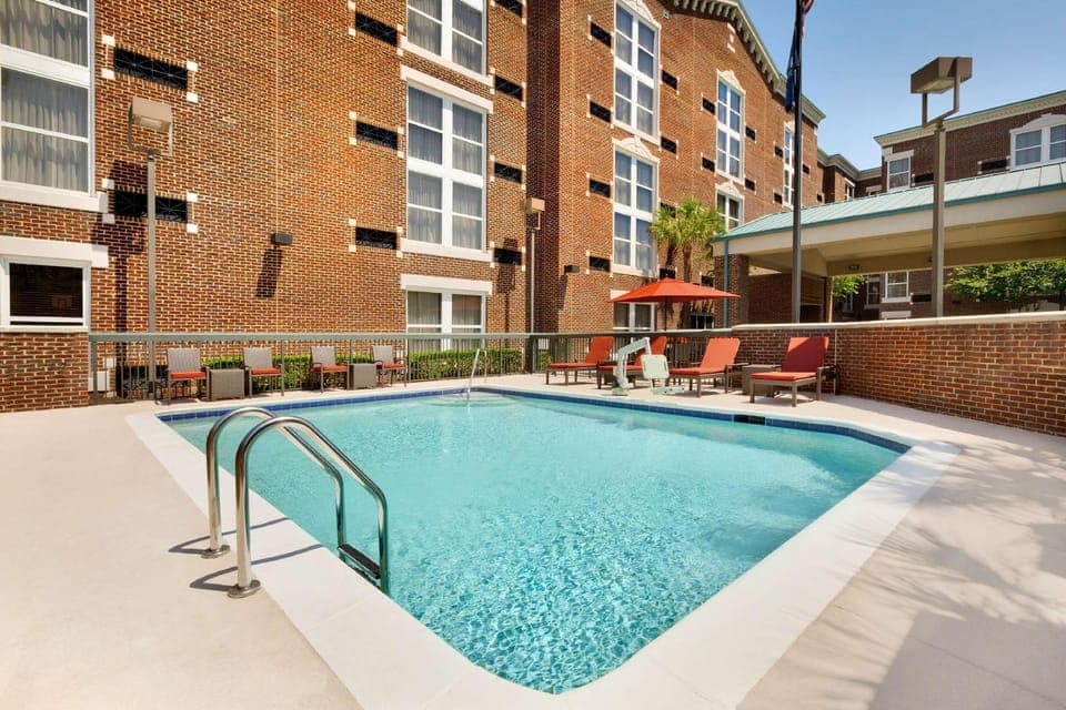 Swimming pool [outdoor]