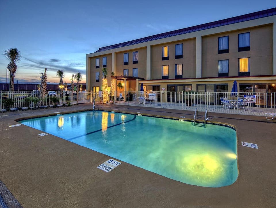 Swimming pool