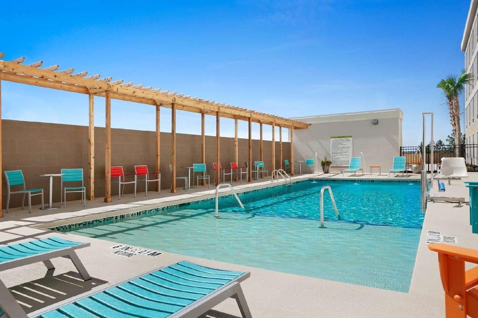 Swimming pool [outdoor]