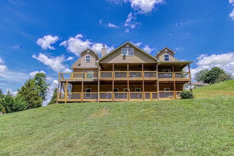 Rustic River Lodge by HoneyBearCabins Hotel in Sevier County