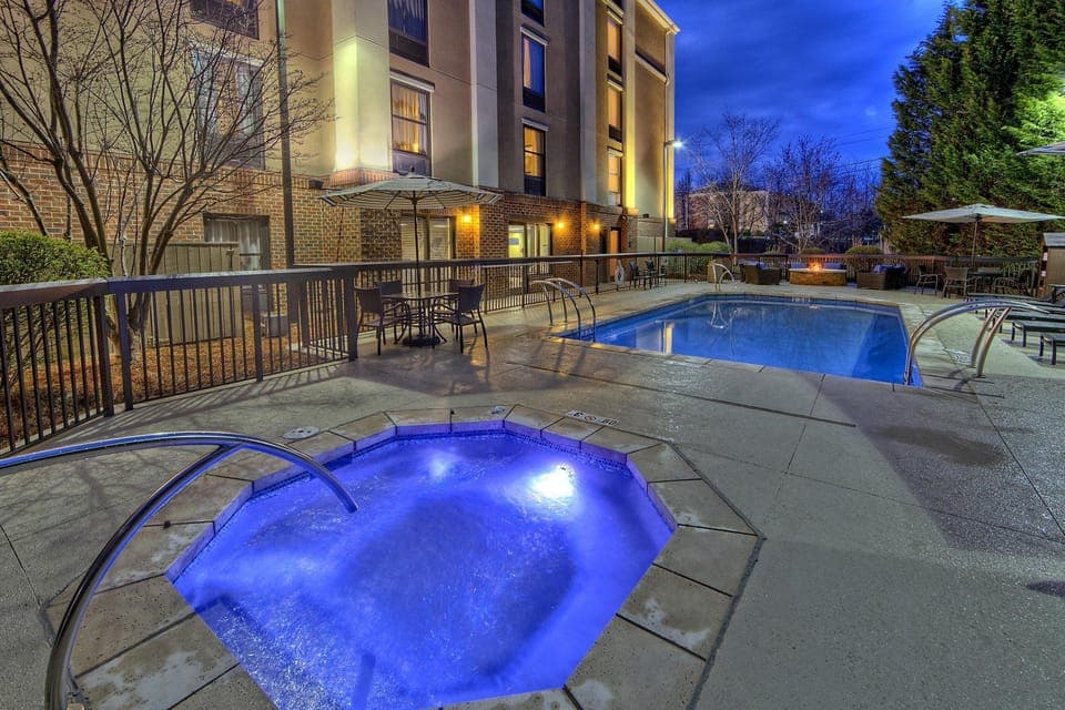 Swimming pool [outdoor]