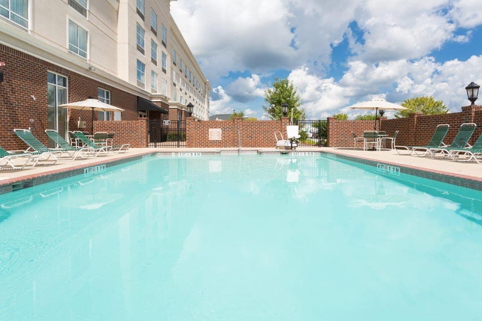 Swimming pool [outdoor]