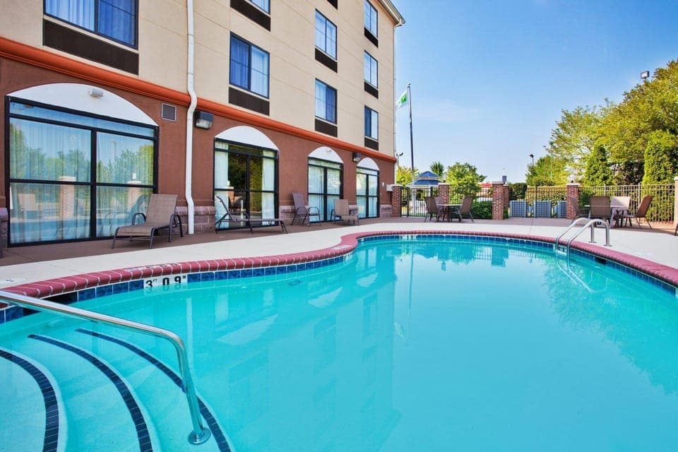 Swimming pool [outdoor]