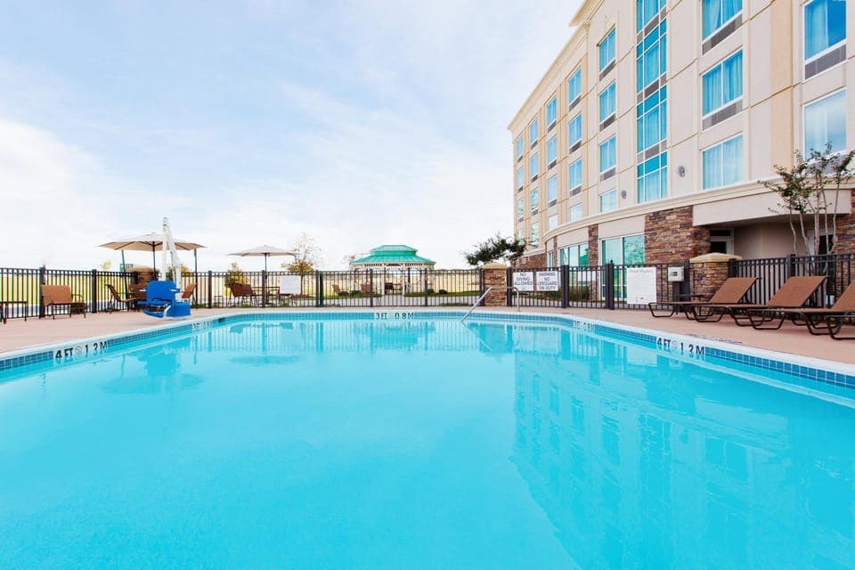 Swimming pool [outdoor]