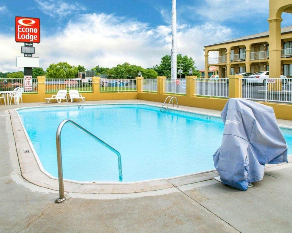 Swimming pool [outdoor]