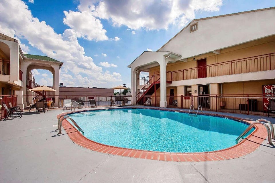 Swimming pool [outdoor]