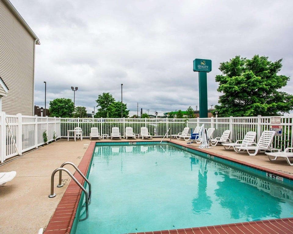 Swimming pool [outdoor]