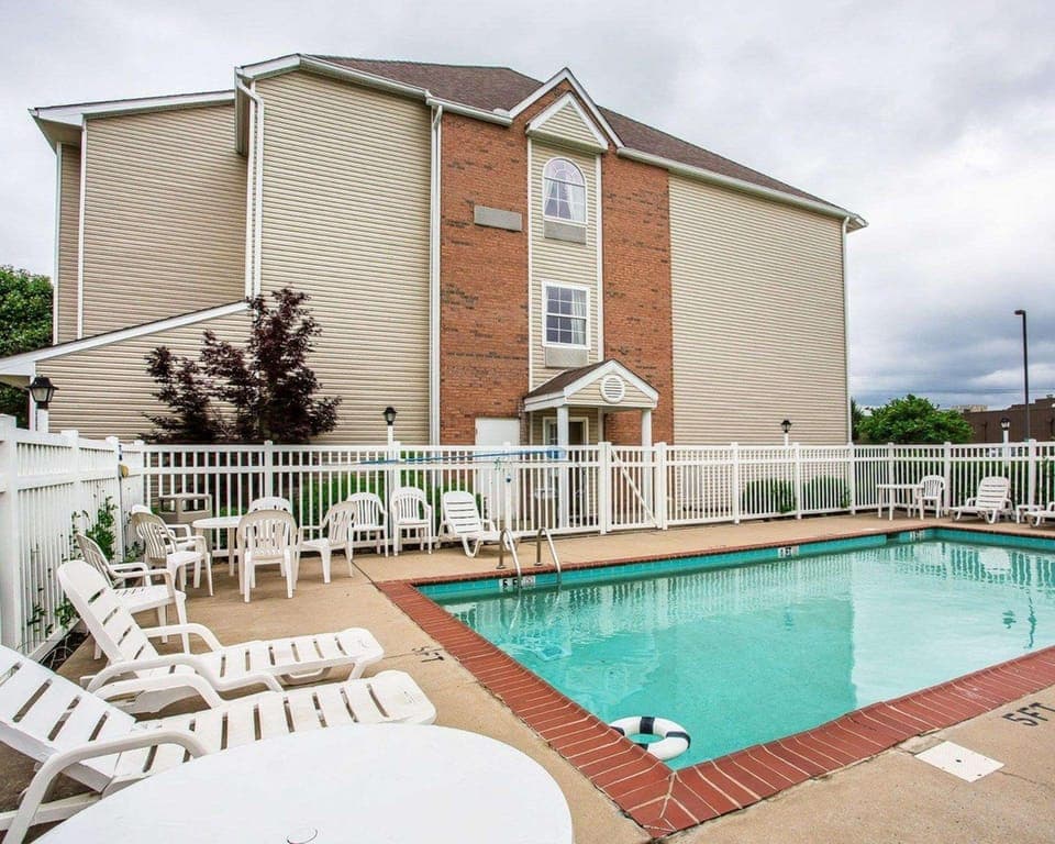 Swimming pool [outdoor]
