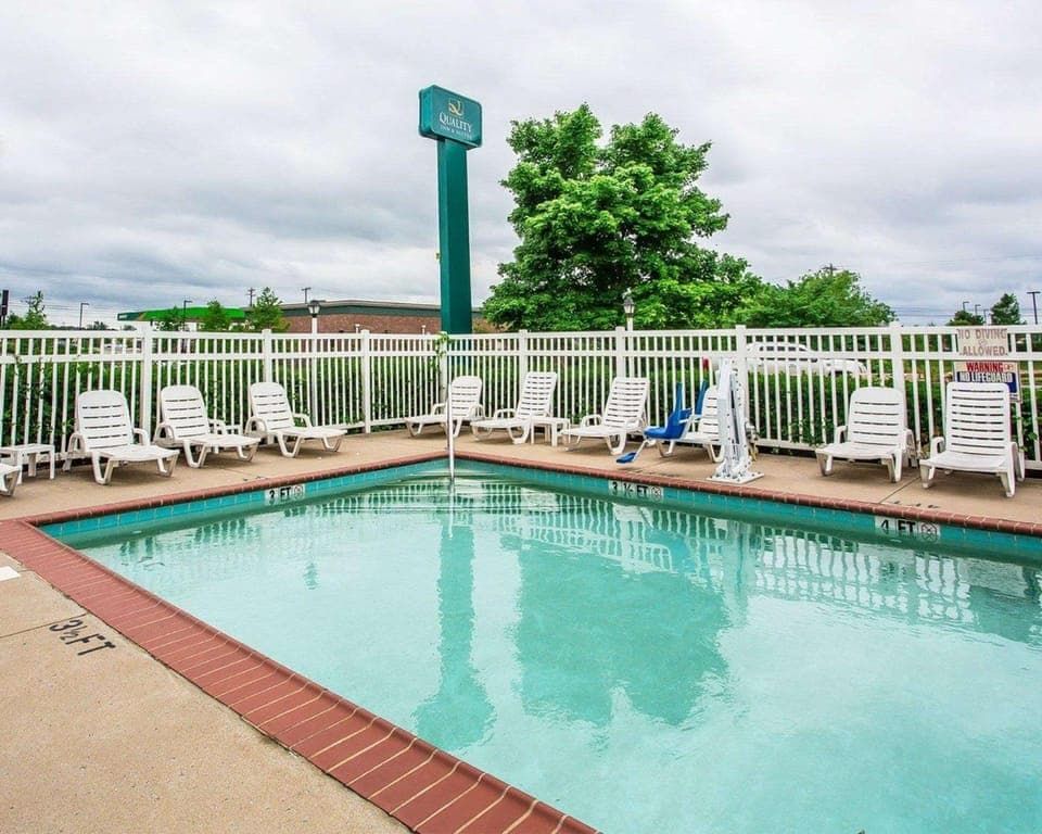 Swimming pool [outdoor]