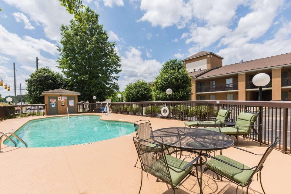 Swimming pool [outdoor]
