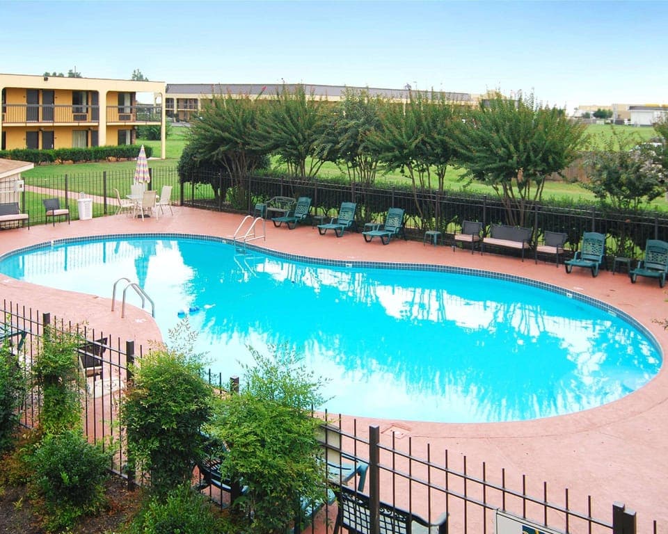 Swimming pool [outdoor]