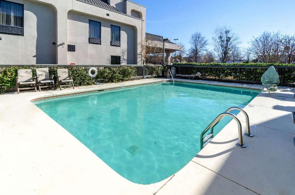 Swimming pool [outdoor]
