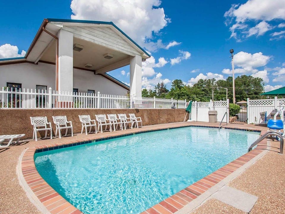 Swimming pool [outdoor]