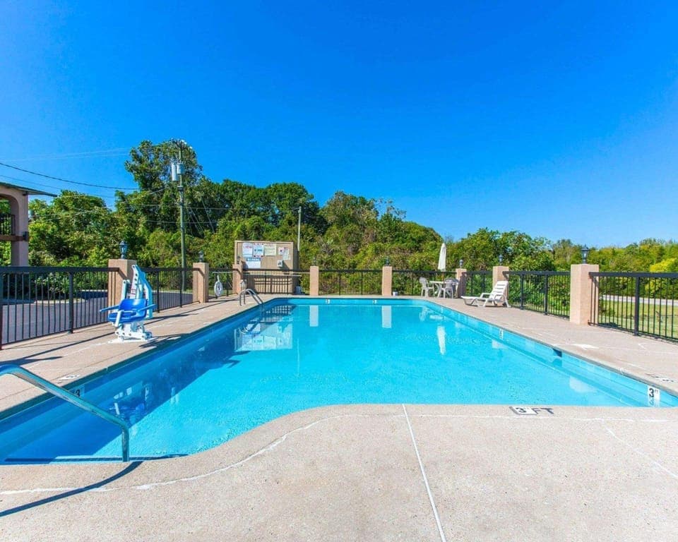 Swimming pool [outdoor]