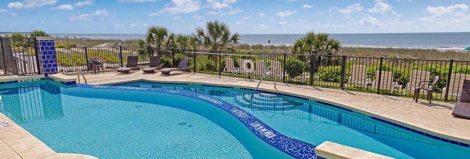 Swimming pool [outdoor]