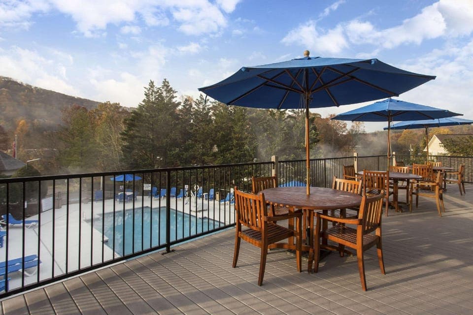 Swimming pool [outdoor]