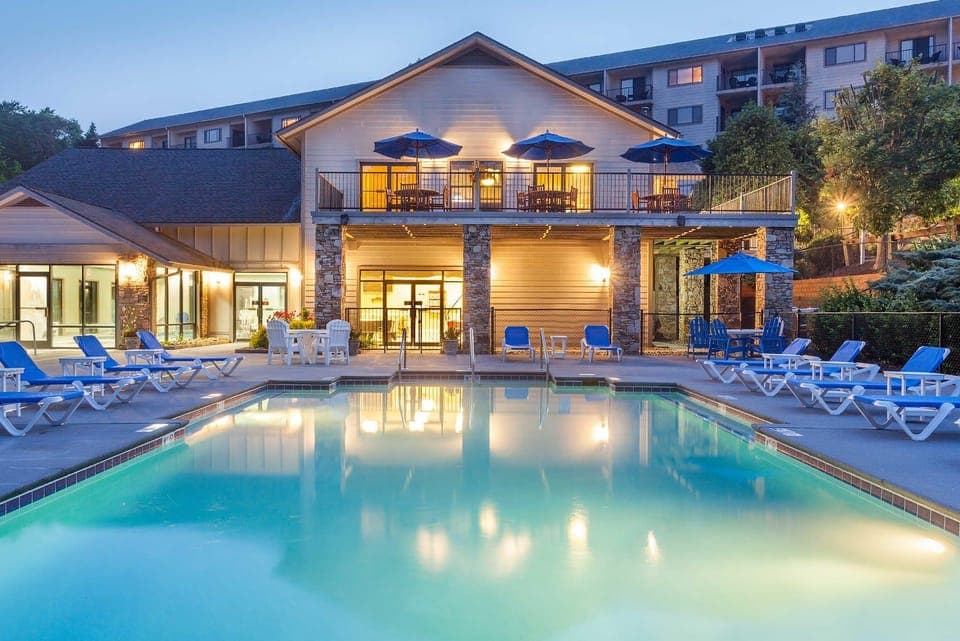 Swimming pool [outdoor]