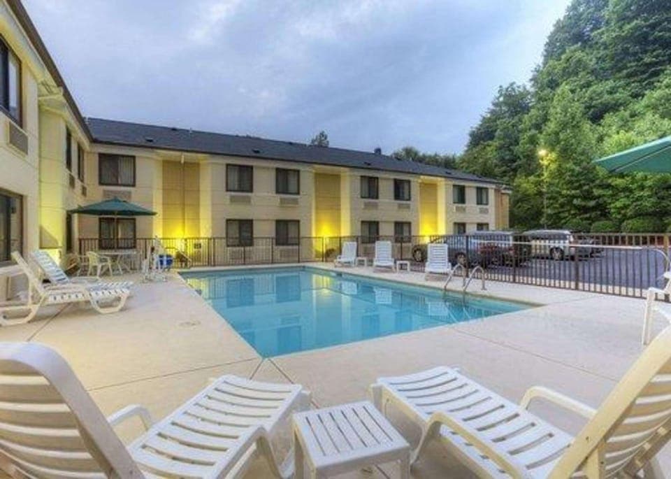 Swimming pool [outdoor]