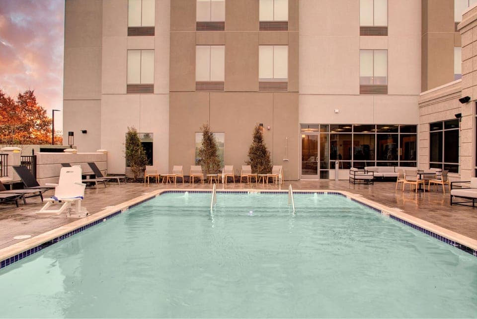 Swimming pool [outdoor]