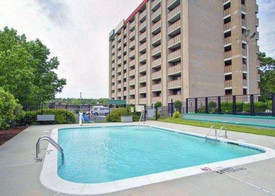 Swimming pool [outdoor]