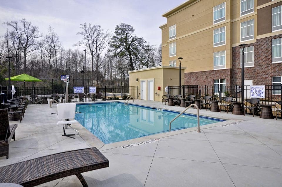 Swimming pool [outdoor]