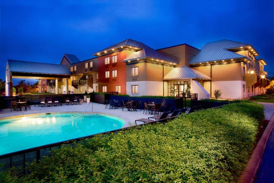 Swimming pool [outdoor]