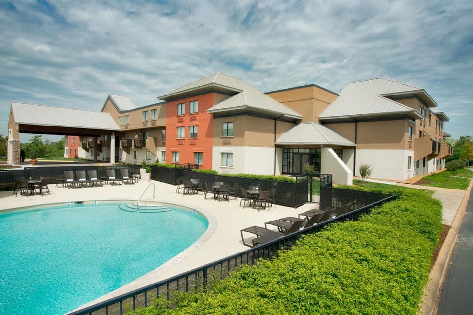 Swimming pool [outdoor]