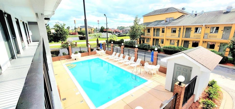 Swimming pool