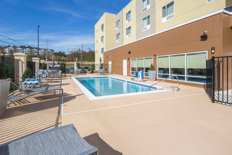 Swimming pool [outdoor]