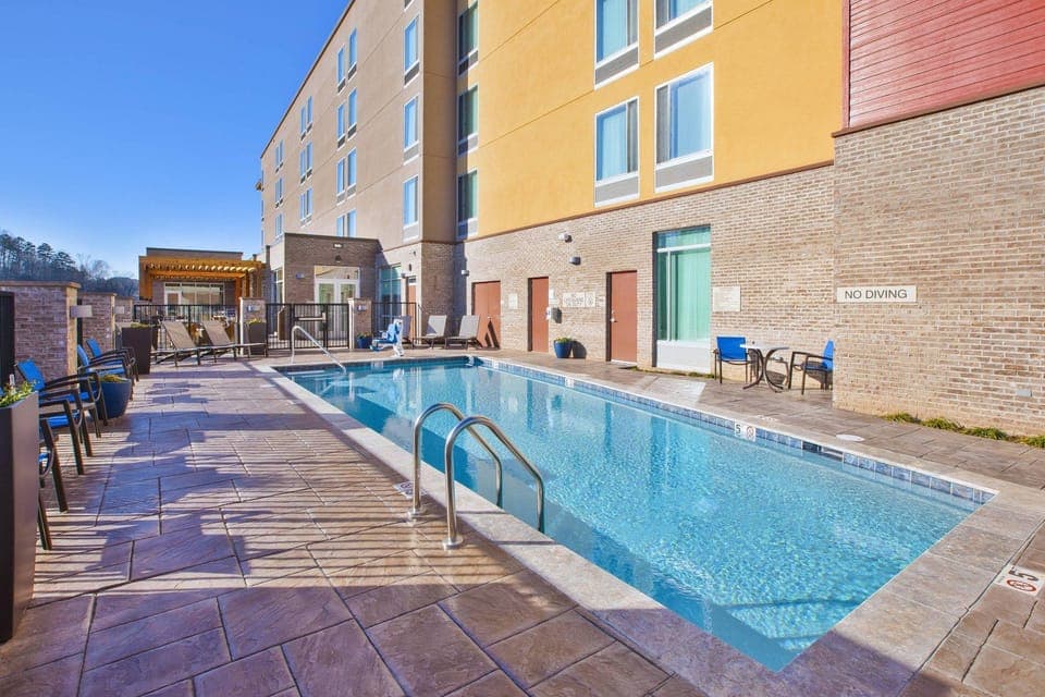 Swimming pool [outdoor]