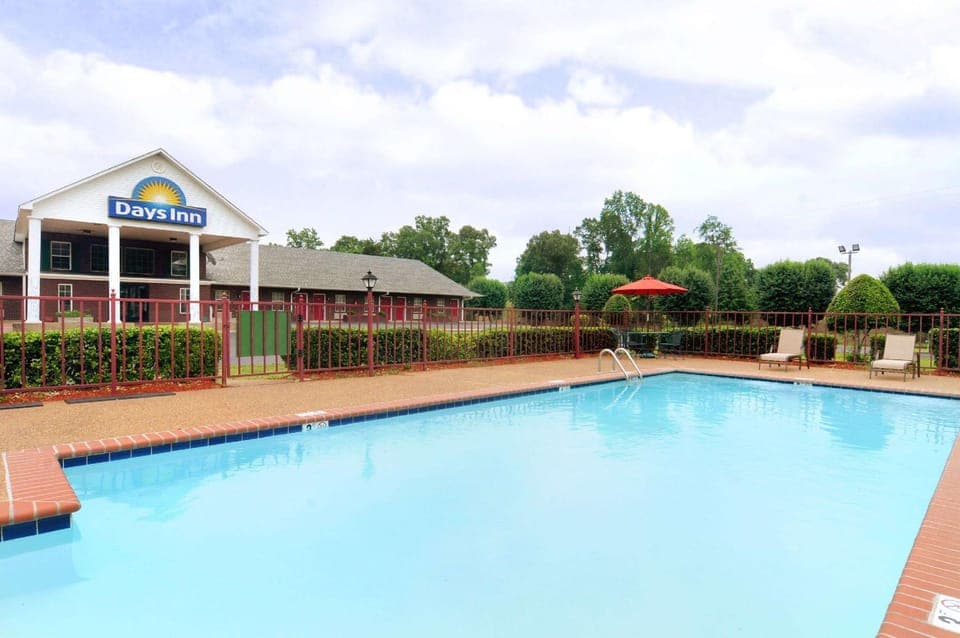 Swimming pool [outdoor]
