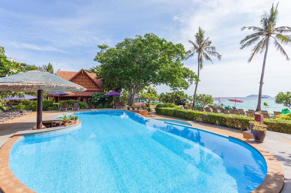 Swimming pool [outdoor]