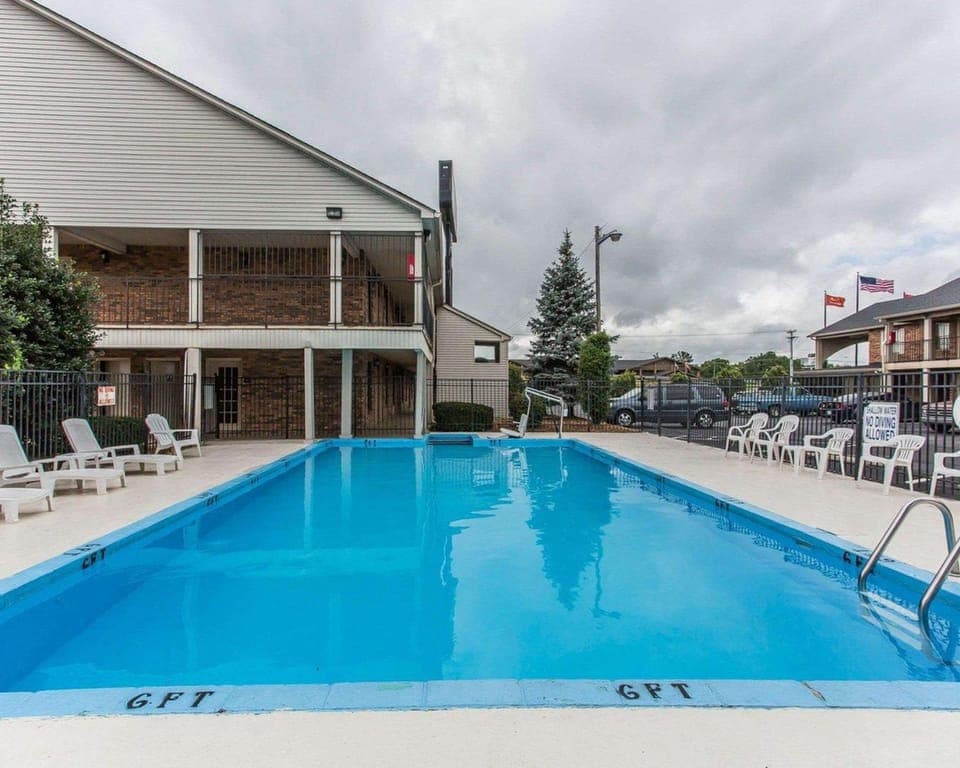 Swimming pool [outdoor]