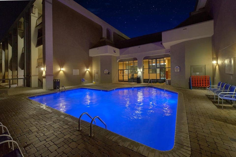 Swimming pool
