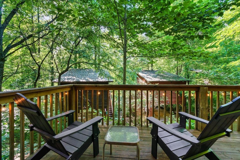 Rivers Edge Treehouses Hotel in Cheoah