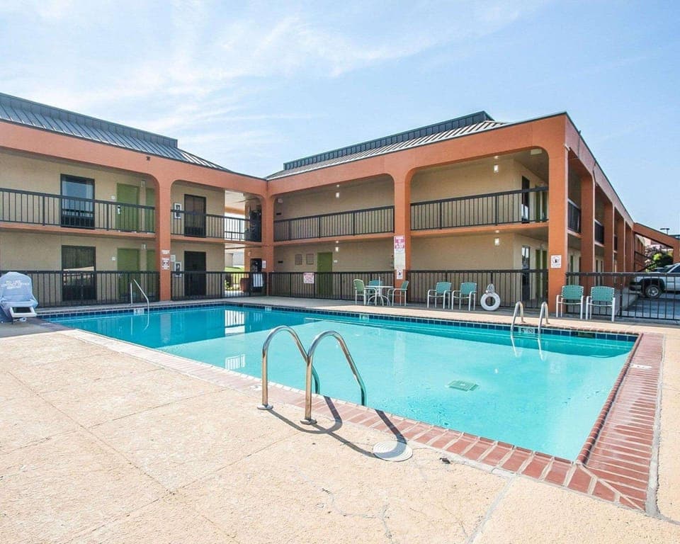 Swimming pool [outdoor]