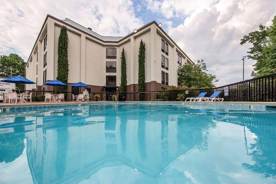 Swimming pool [outdoor]