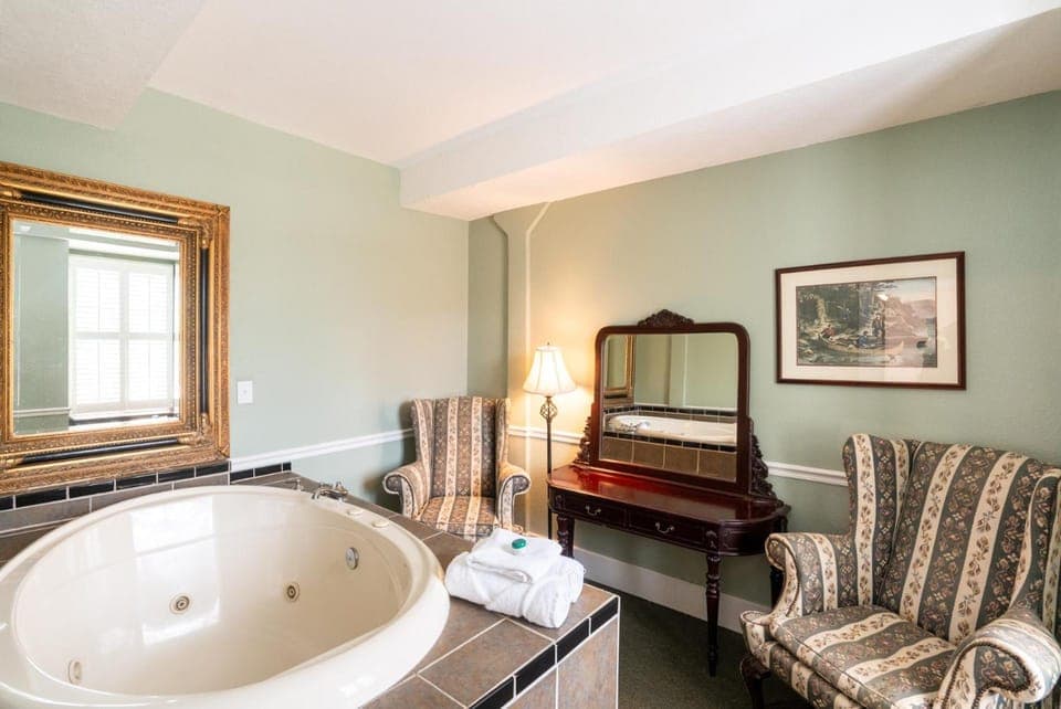 Lake Lure Inn and Spa Hotel in Lake Lure