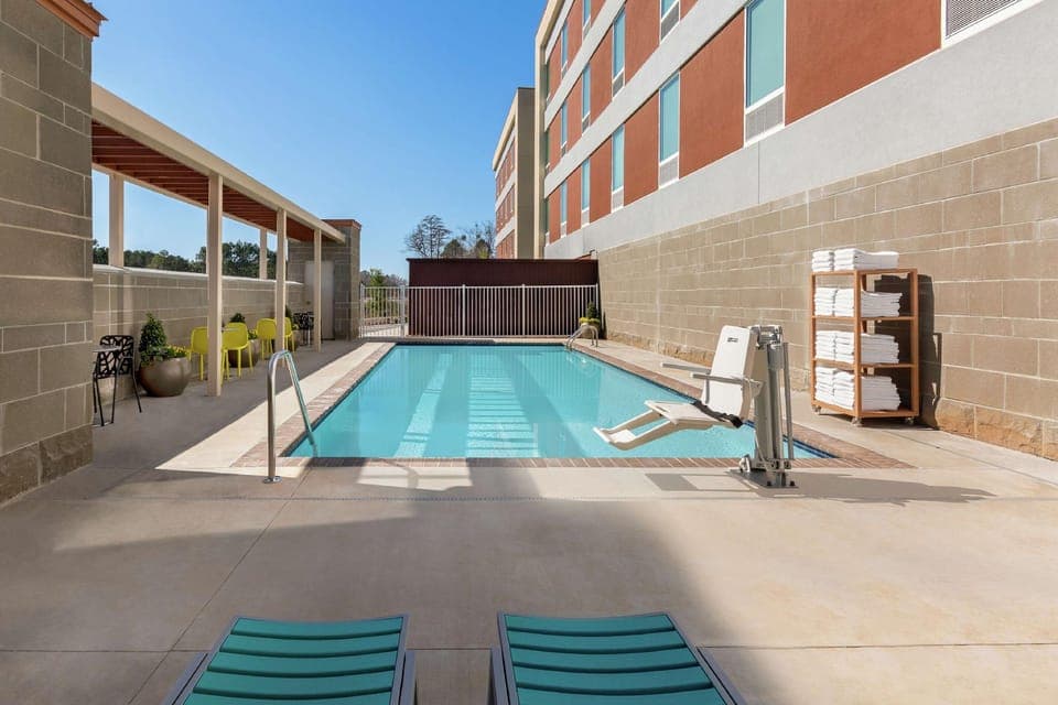 Swimming pool