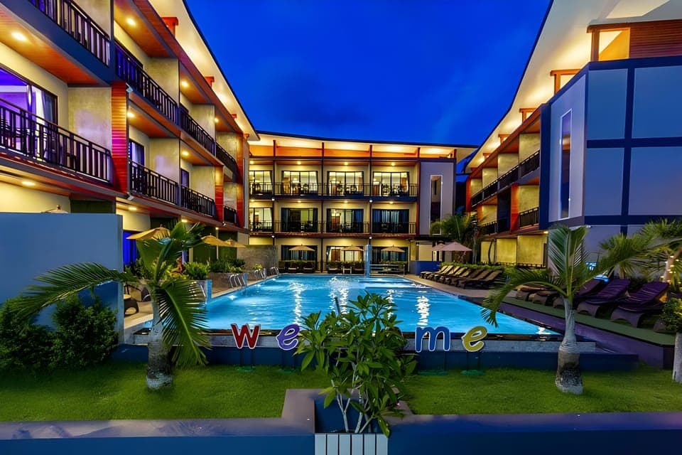 Swimming pool [outdoor]