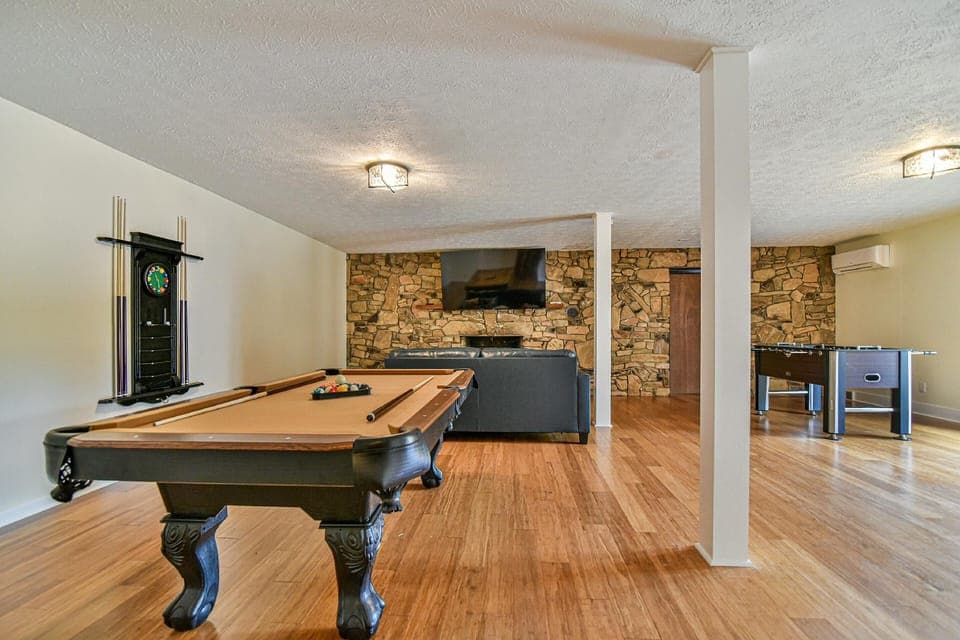 Aiken Rd - 6 BR - hot tub and game room Hotel in Buncombe County