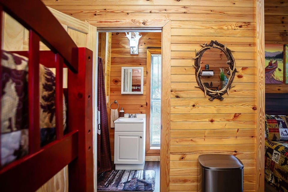 Bigfoot Lodge Room Four Hotel in Tennessee