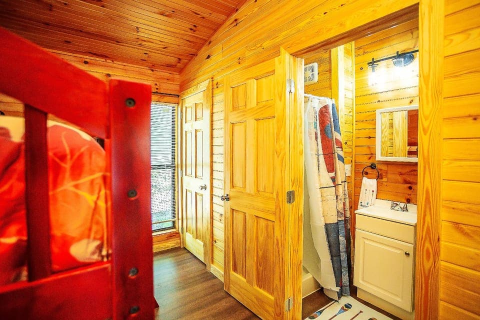 Bigfoot Lodge Room Two Hotel in Tennessee