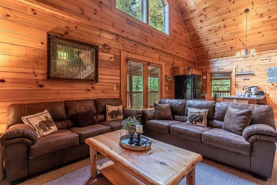 Bear Necessities Hotel in Douglas Lake